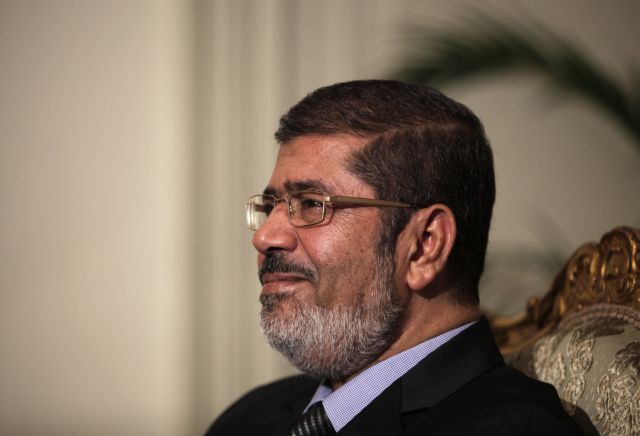 Αποσύρει το επίμαχο διάταγμα ο Μόρσι, εμμένει σε δημοψήφισμα για νέο Σύνταγμα